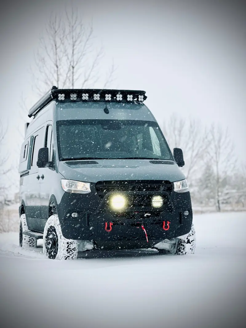 Vivid Lumen: Defender Ca·Nuck Round Driving Light 1
